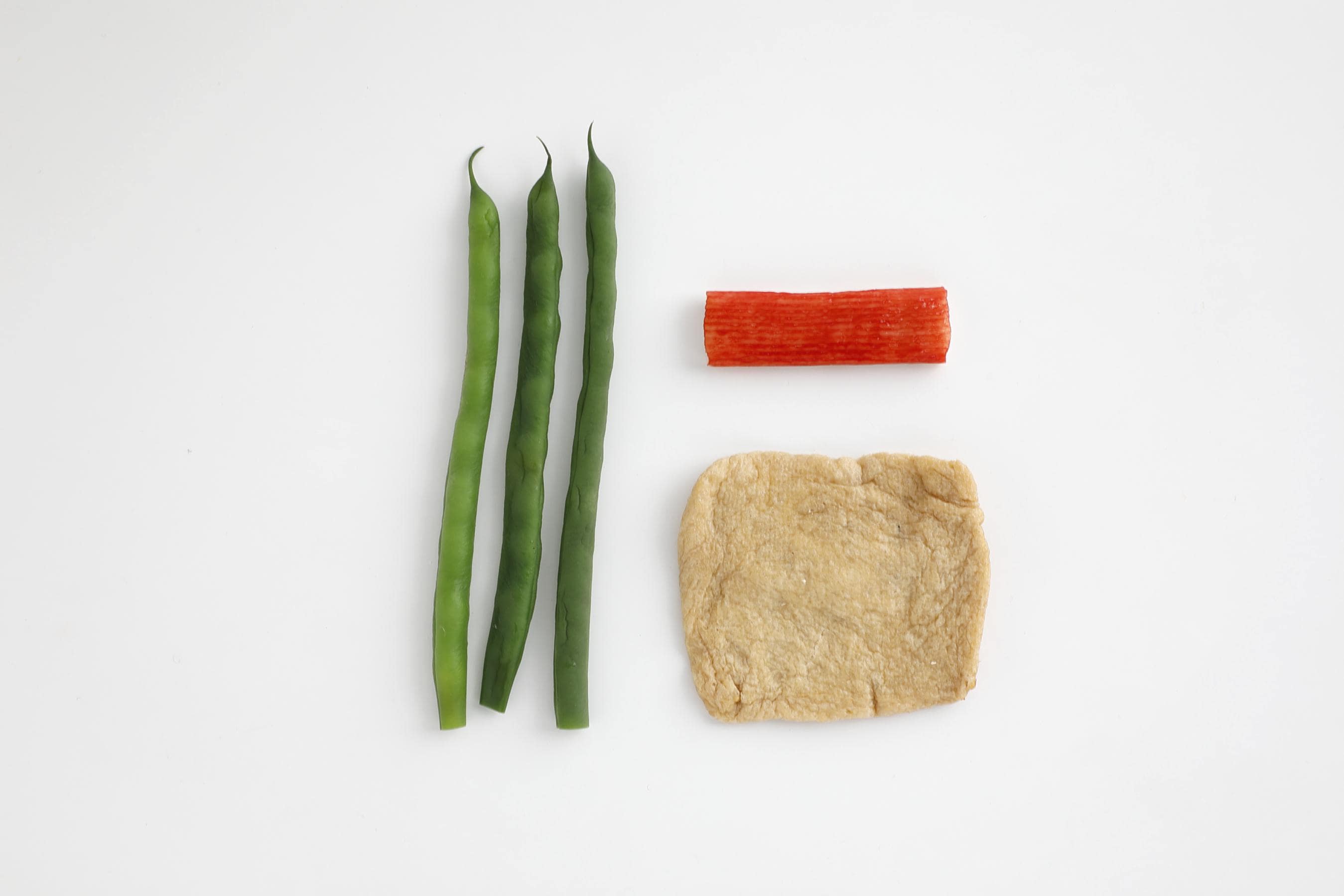 3 boiled green beans, 1 kanikama, and ½ of an aburaage.