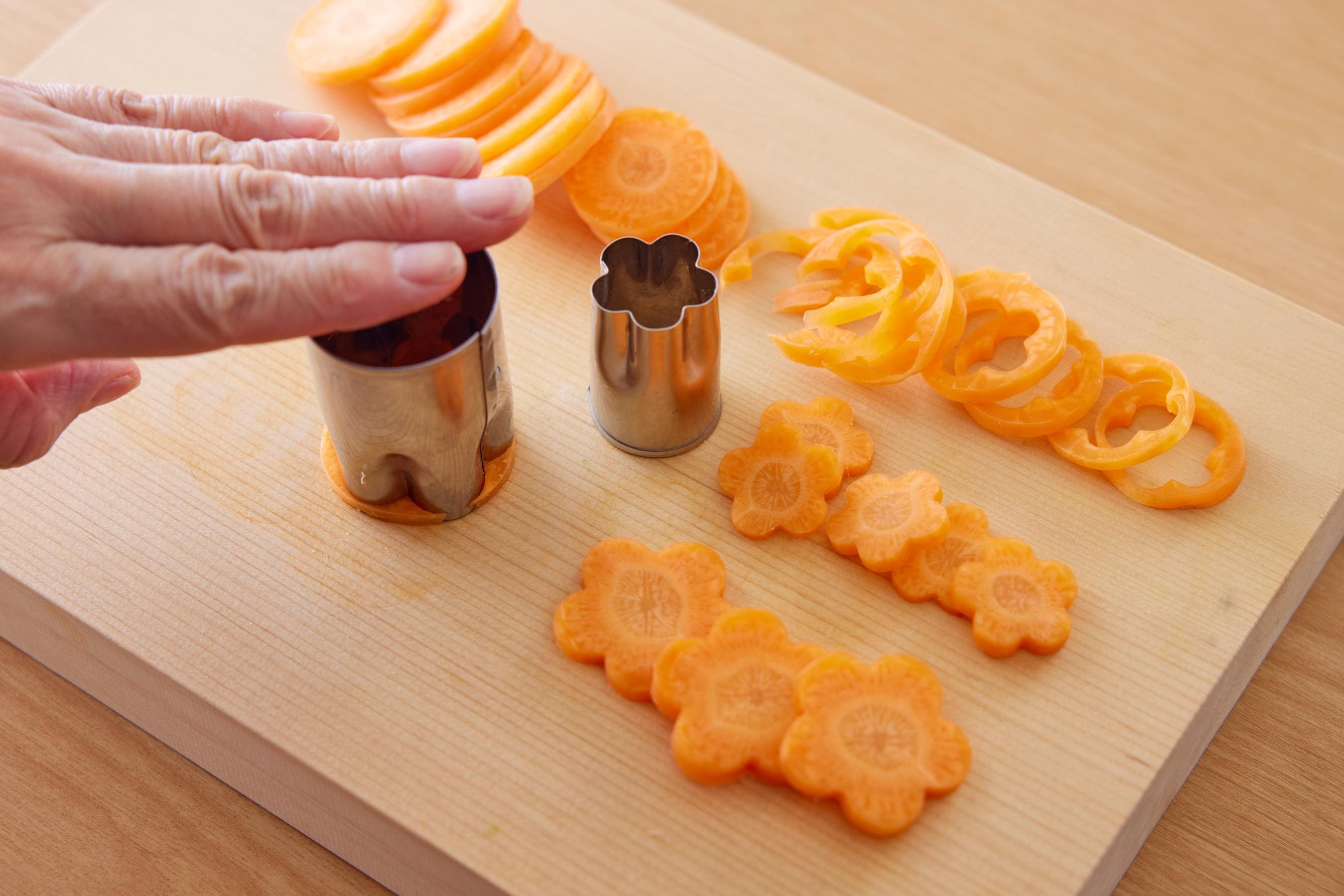 cutting carrot slices with a cutter