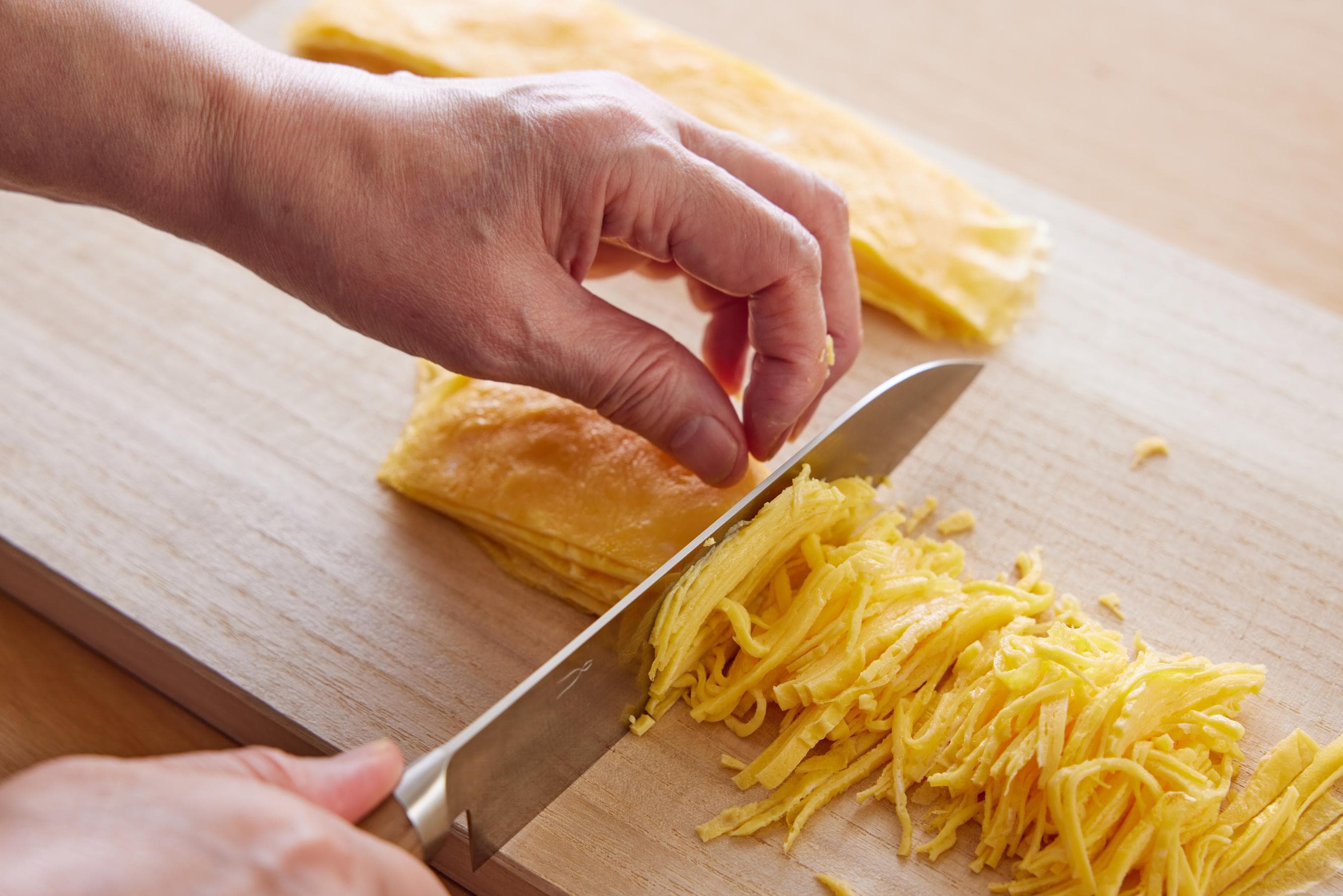 cutting the omelette strips