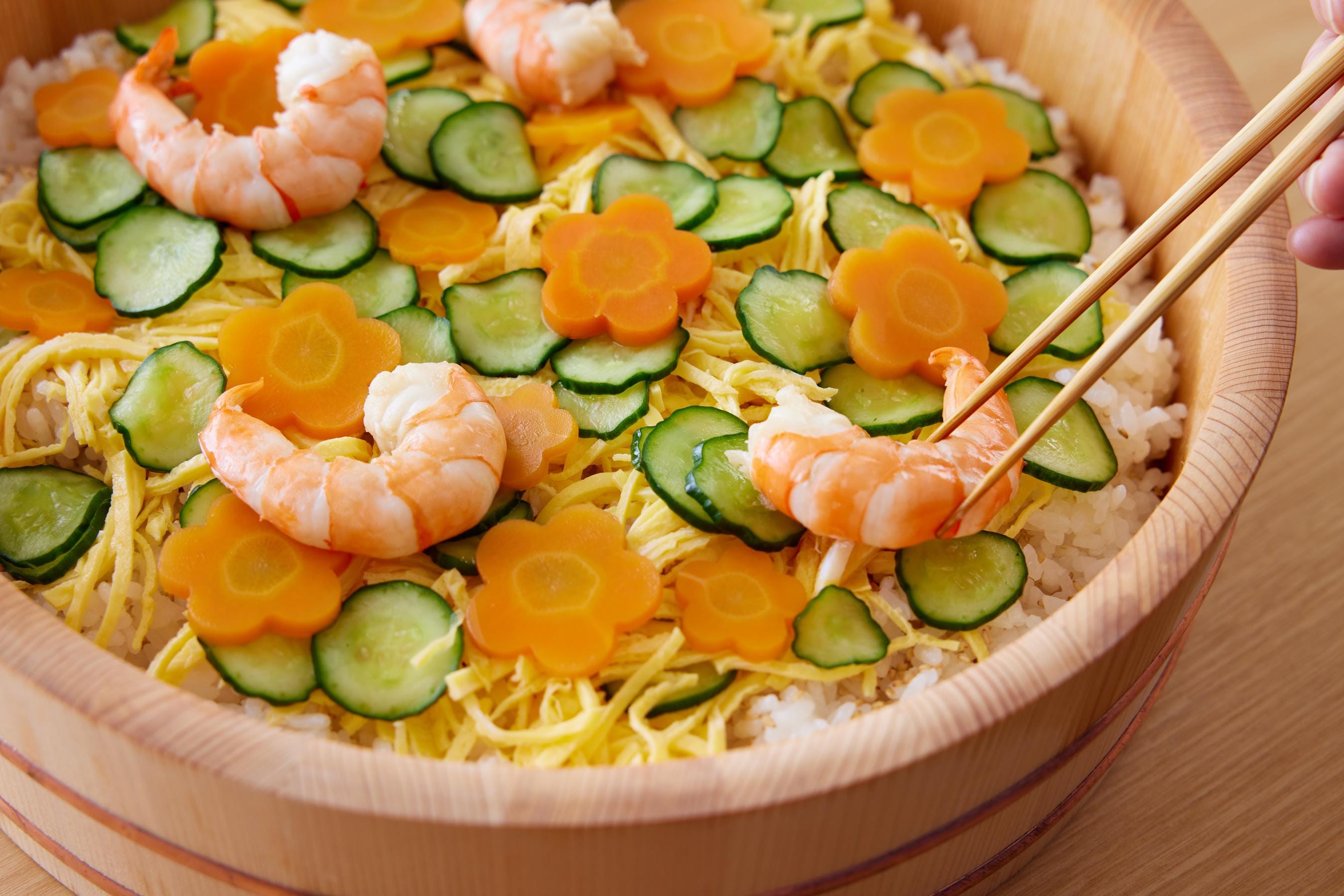 arranging chirashi sushi
