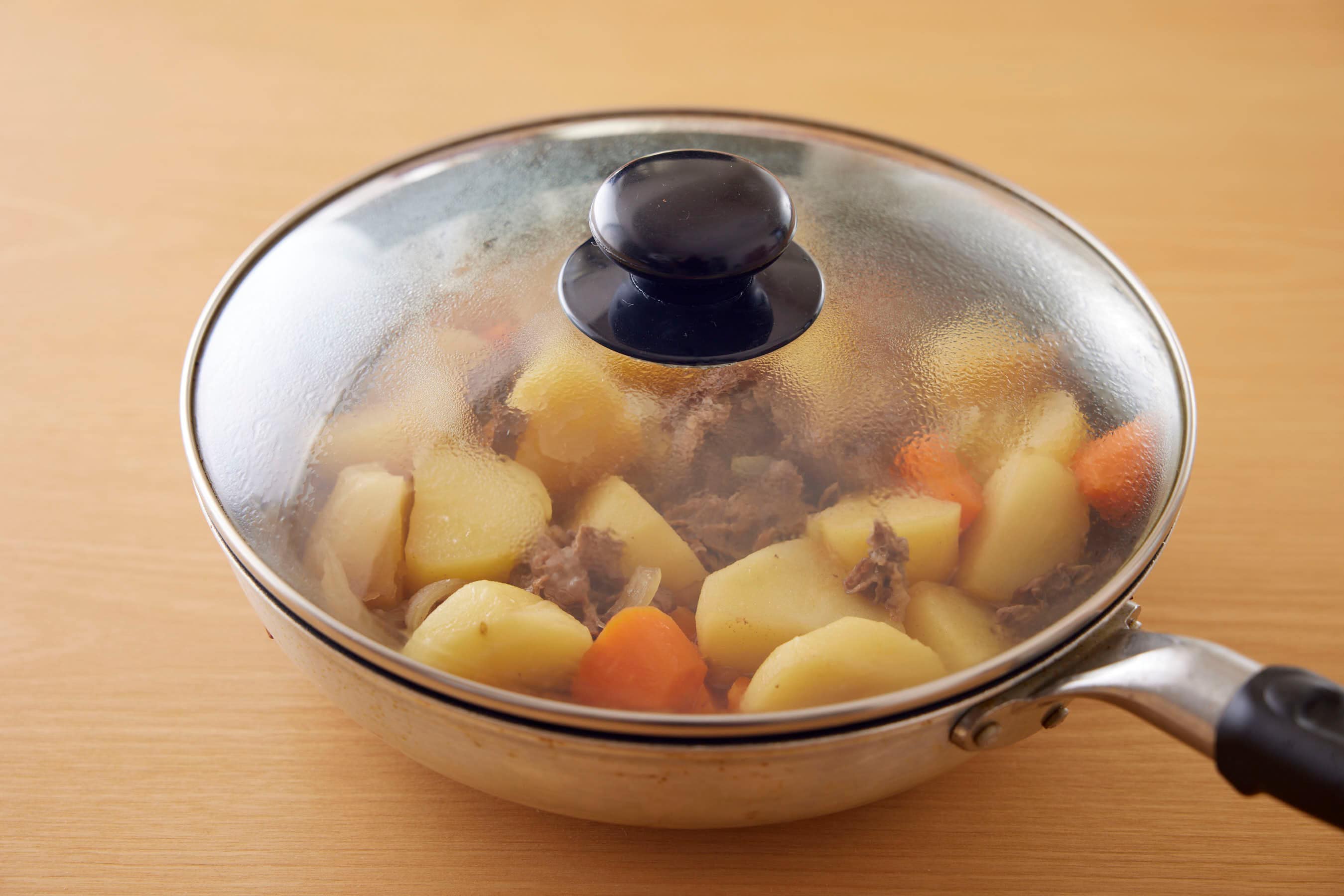cooling nikujaga in a pan