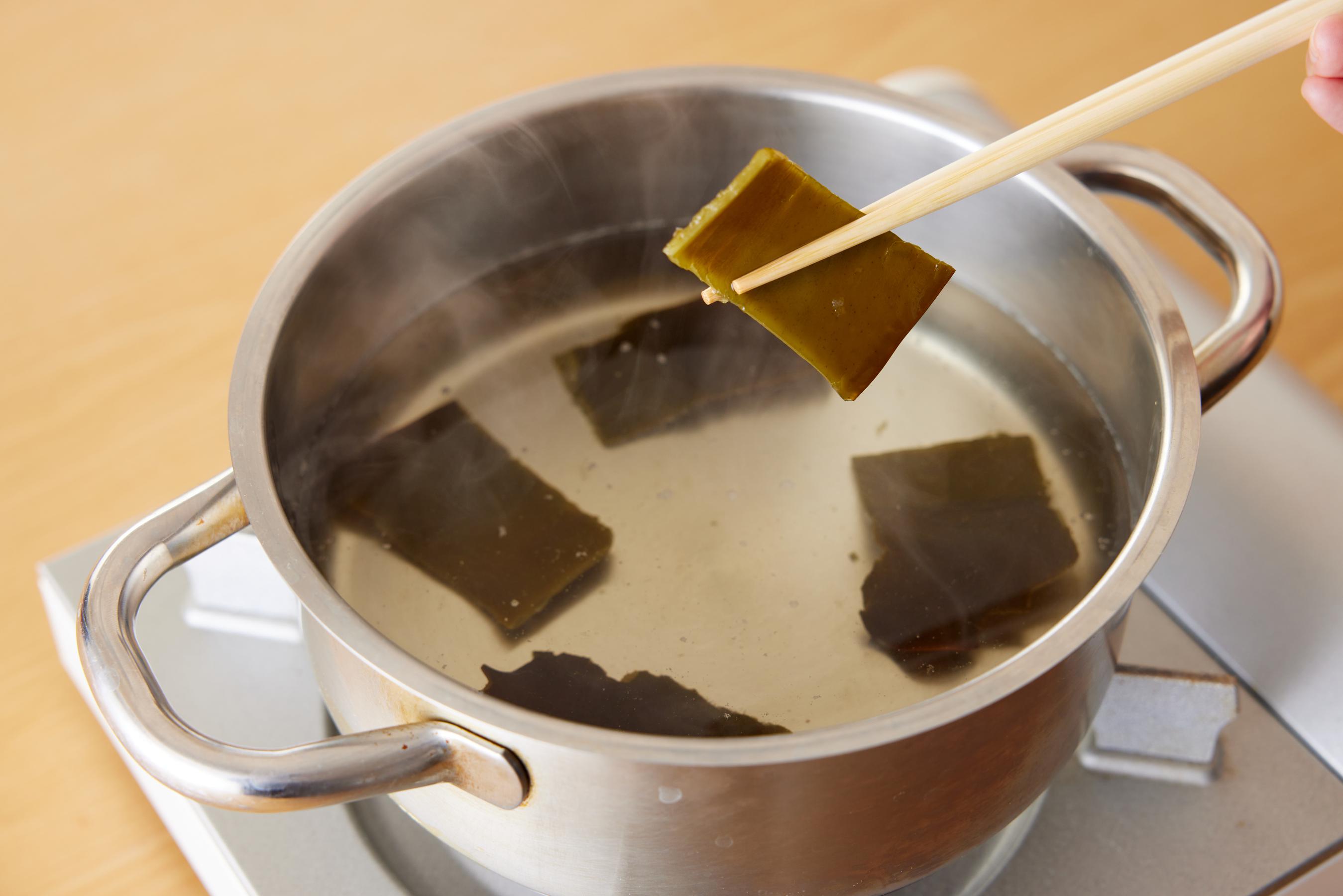 putting kombu kelp in a pot