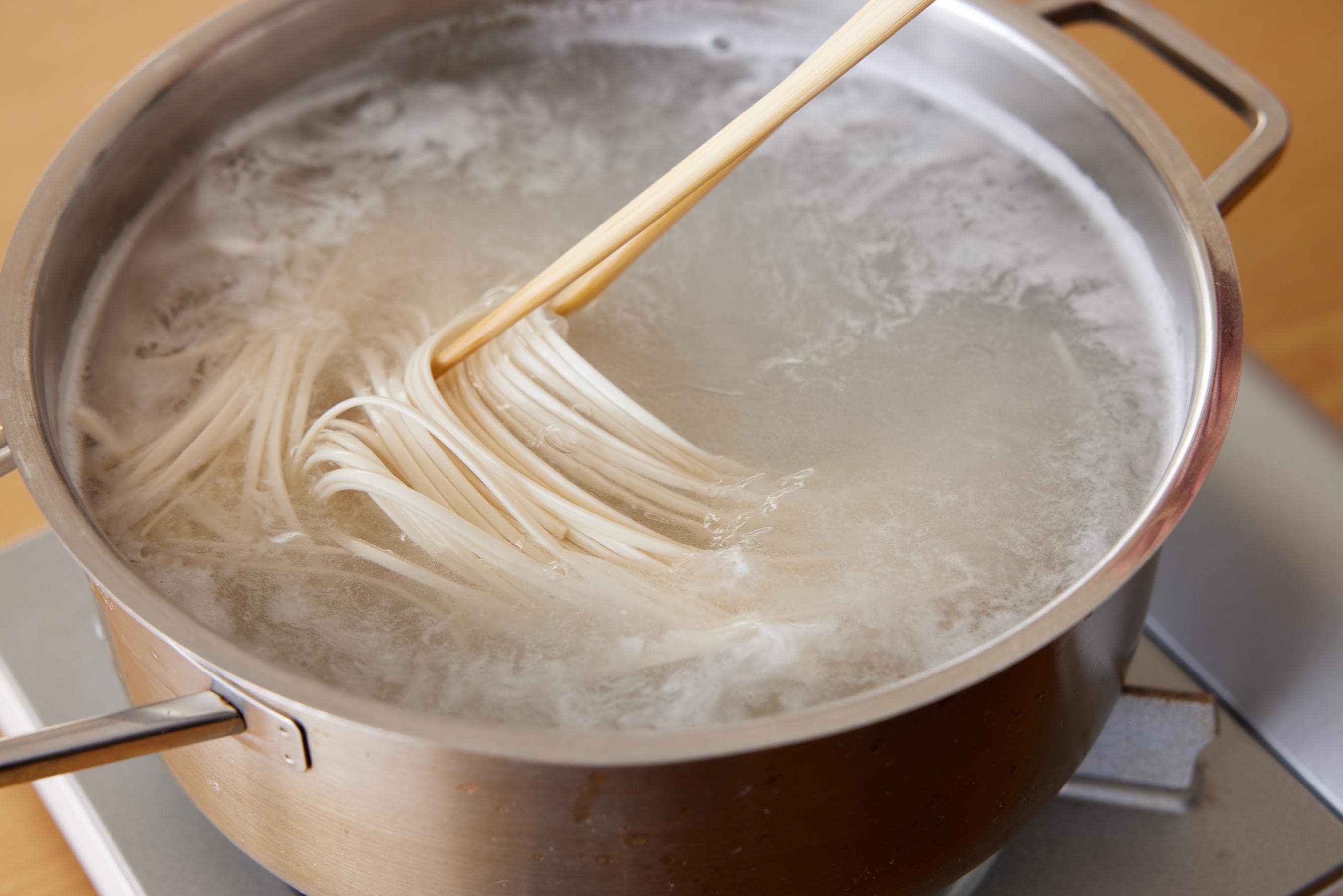 boiling udon noodles