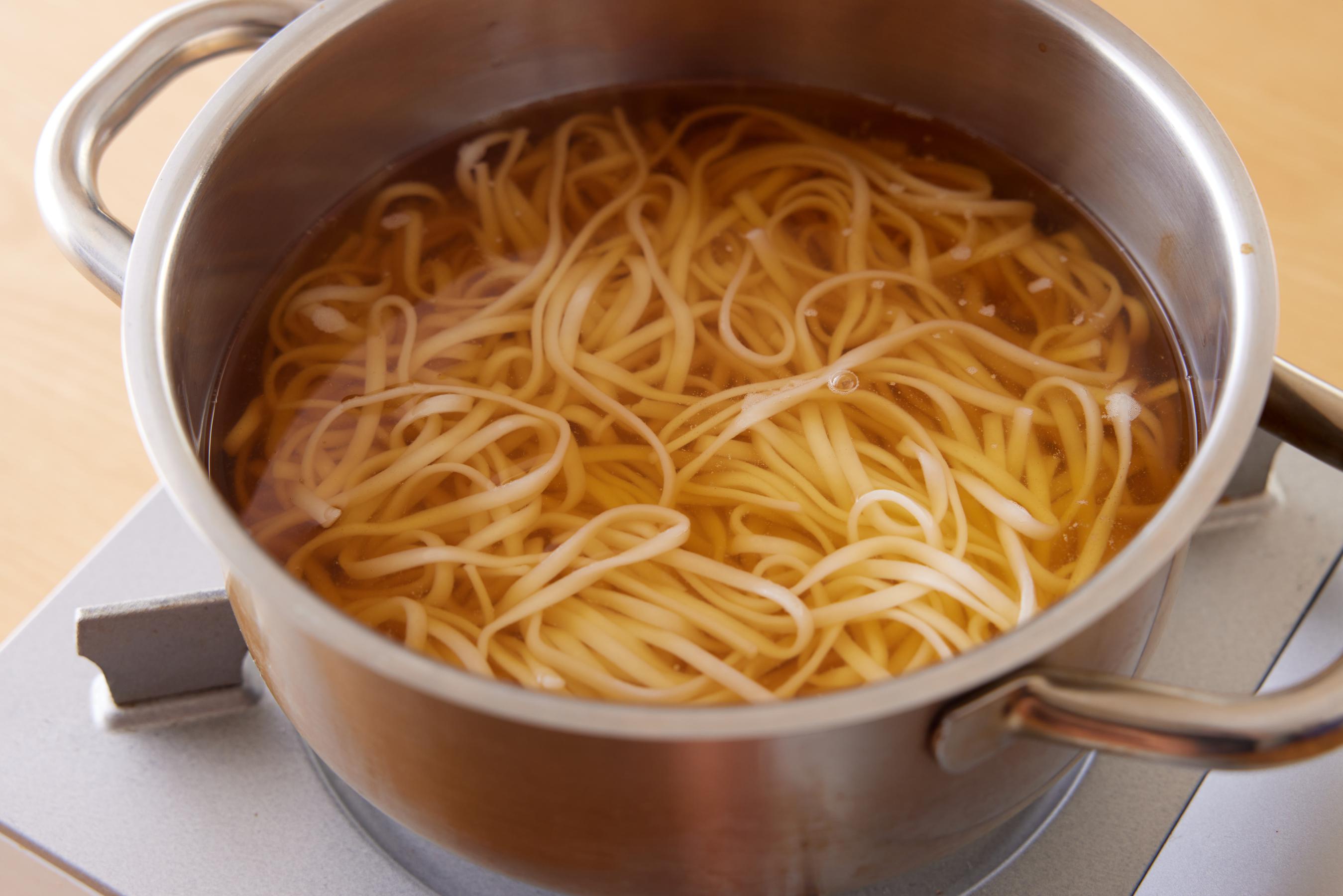 warming up udon noodles in tsuyu