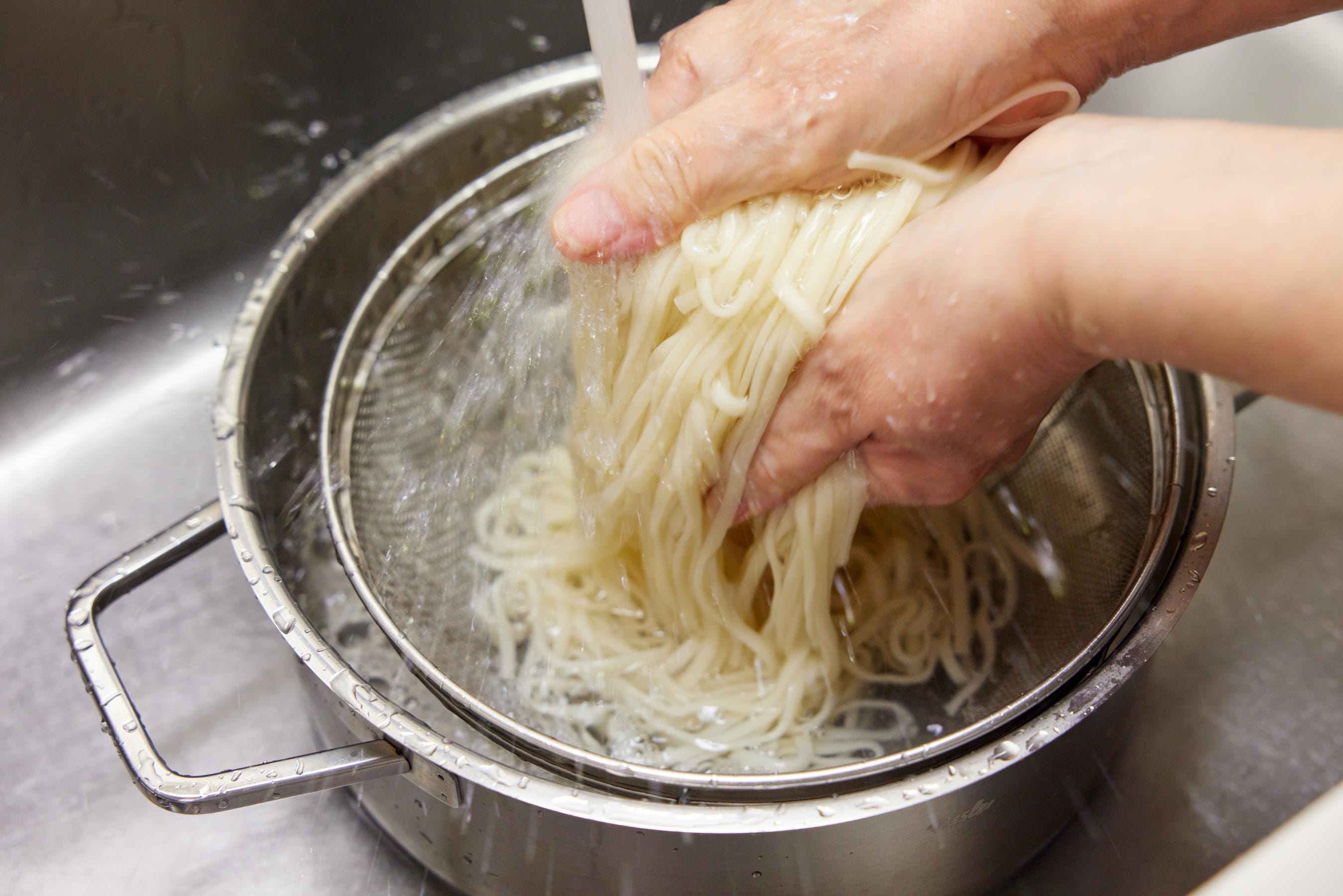 rinsing udon noodles