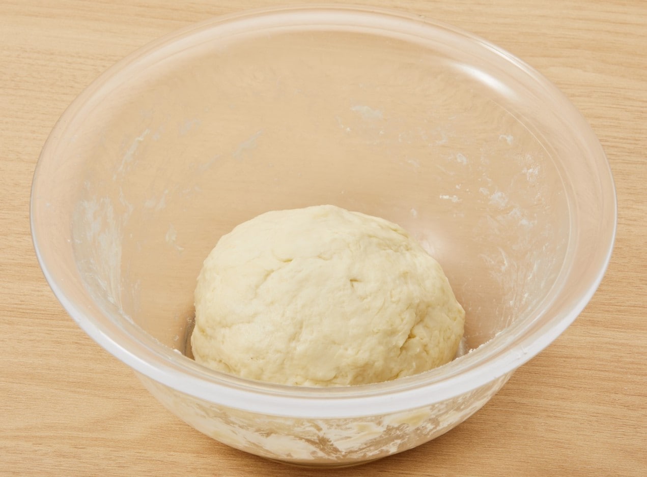 When the flour is incorporated into the dough and is smooth, it is ready.