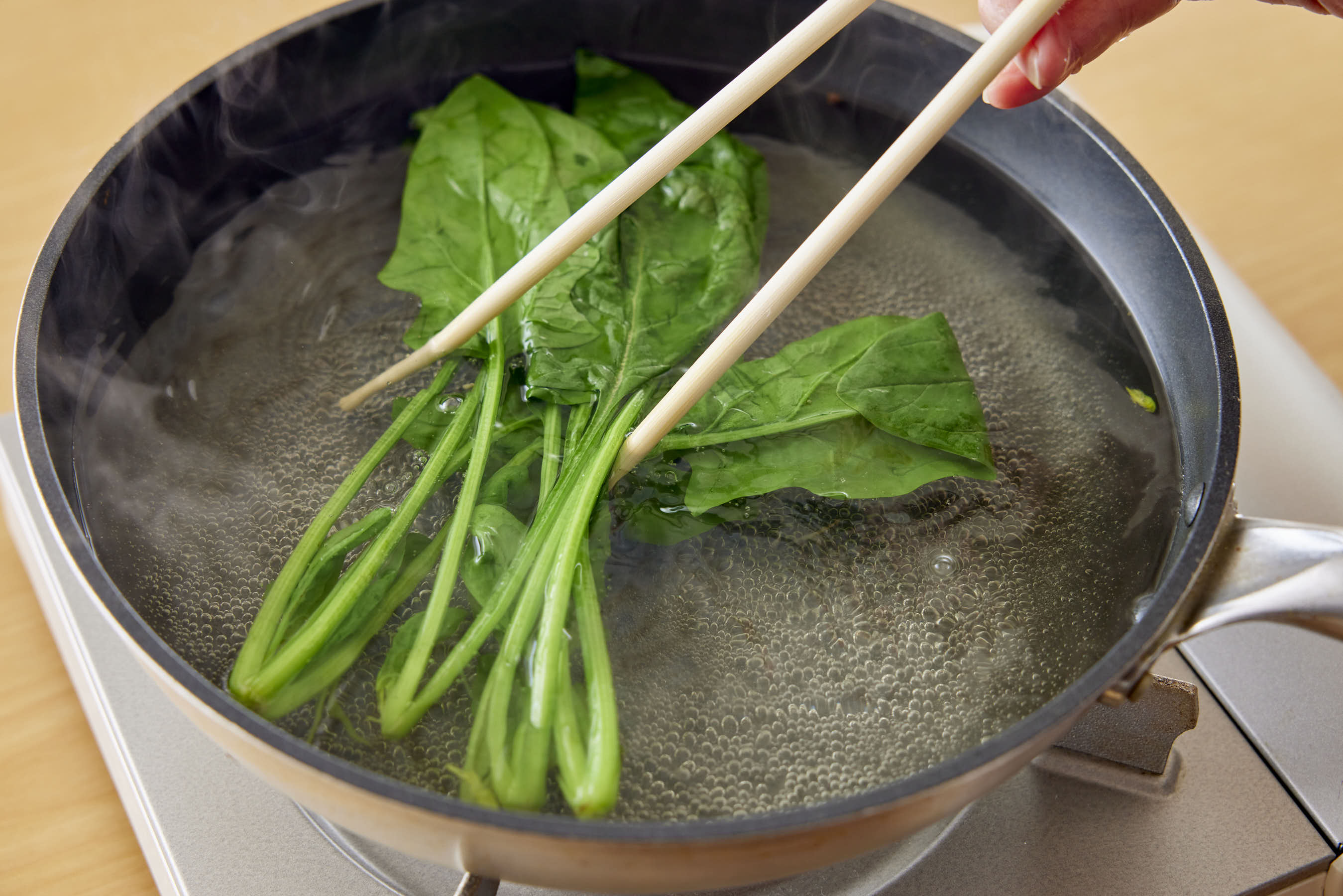 Boiling spinach in a fry pan