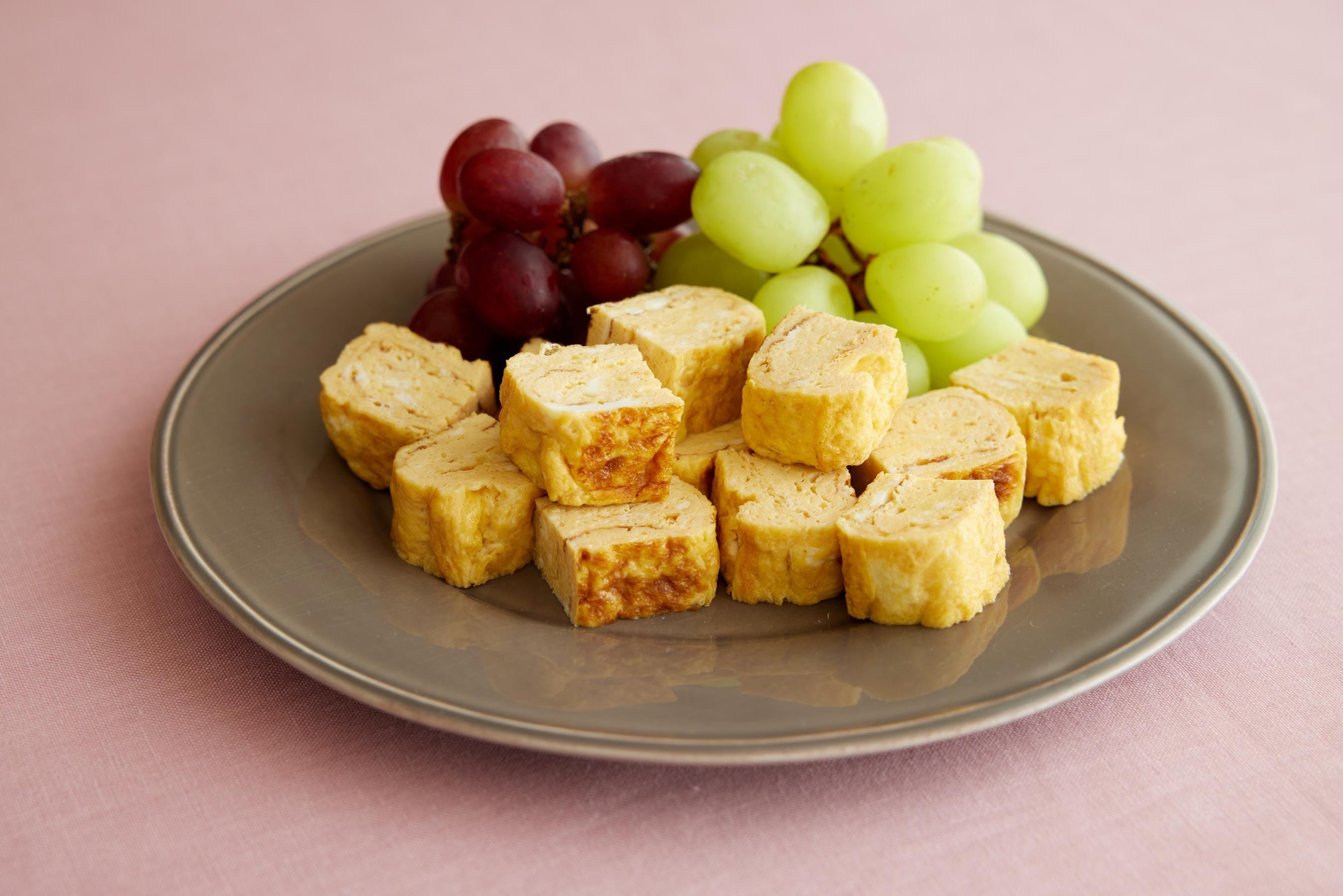 Tamagoyaki served with fruit.