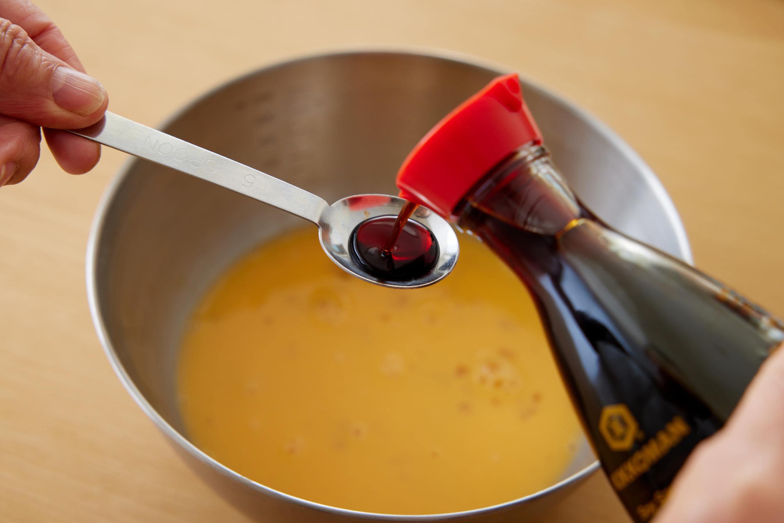 Add seasonings into the beaten eggs.