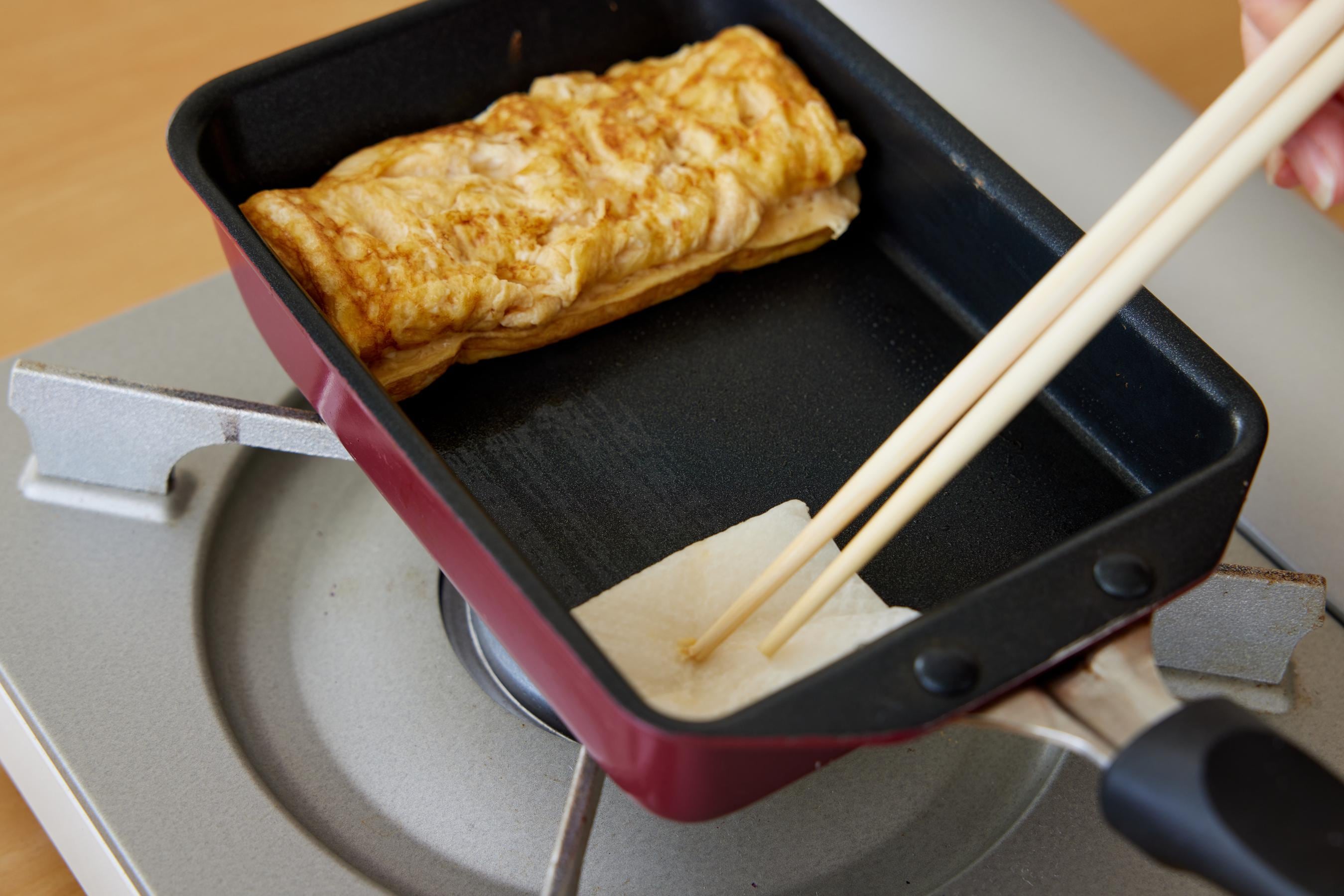 Re-grease the surface of the pan using a paper towel.