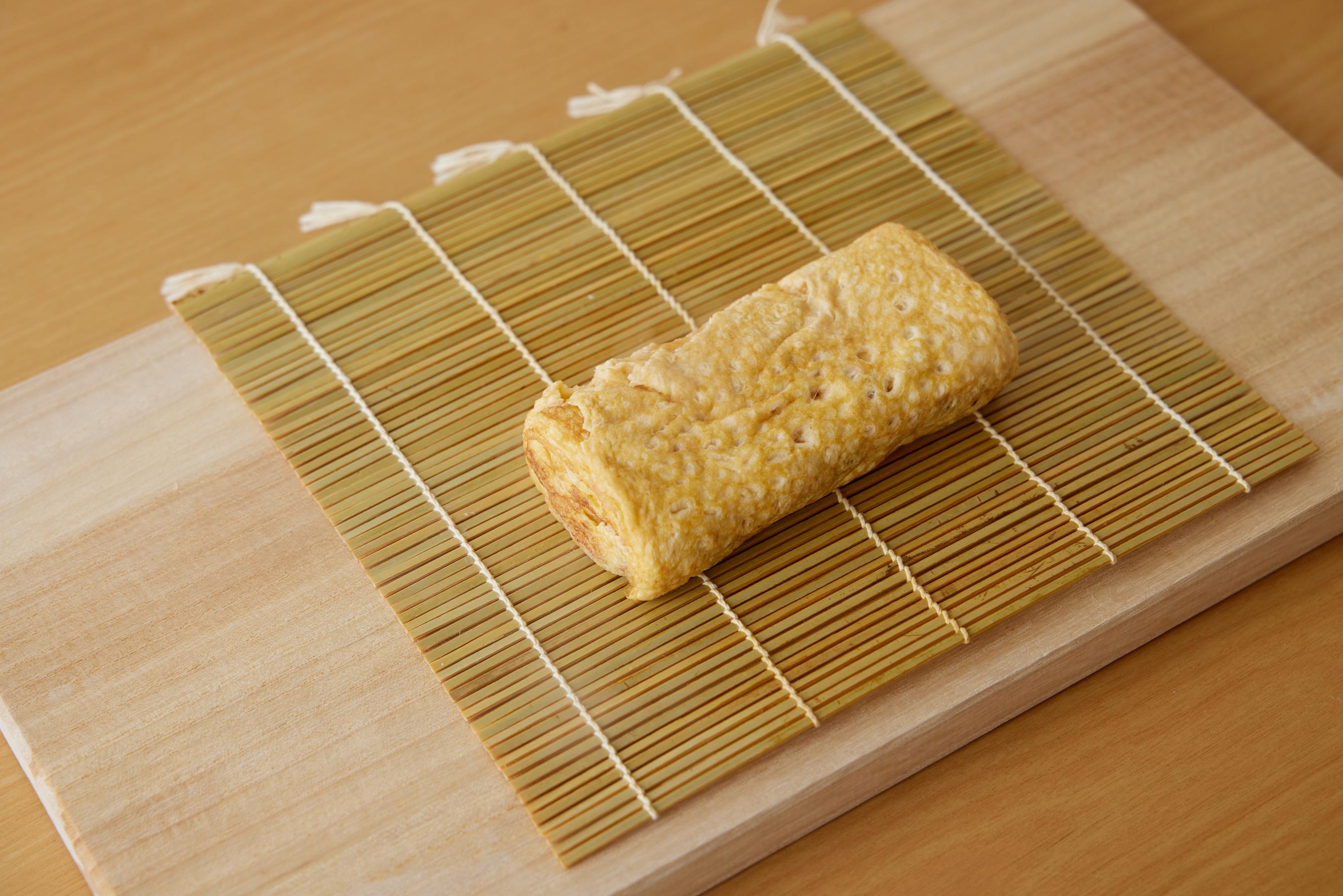 The fried egg placed on a makisu.