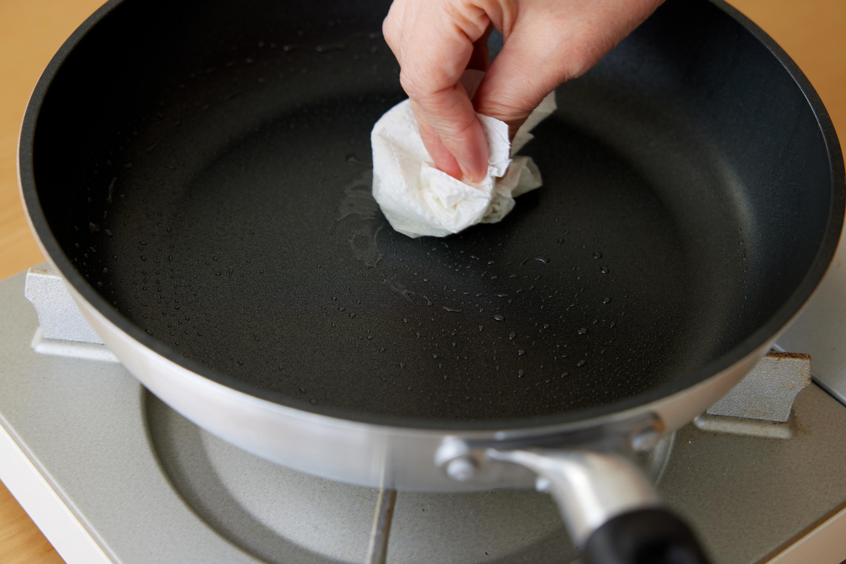 Grease the fry pan with cooking oil.