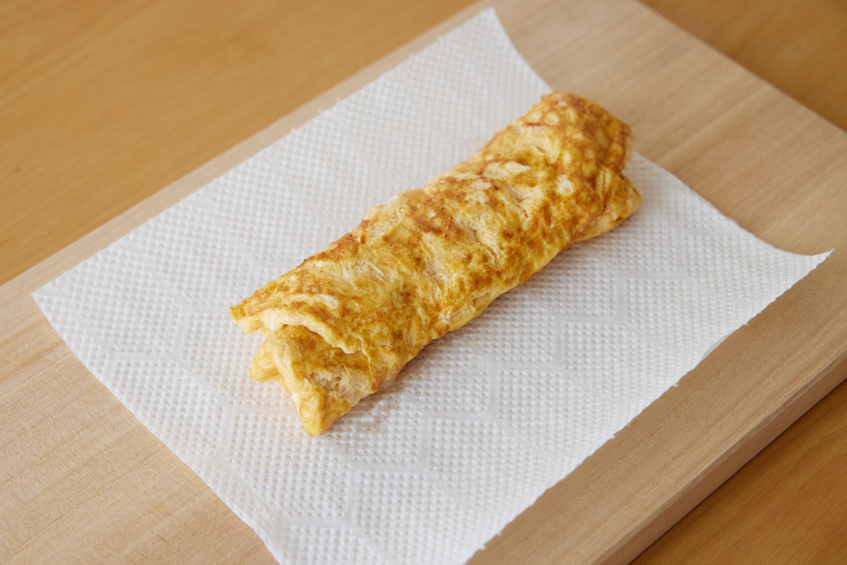 Fried egg placed on a paper towel.