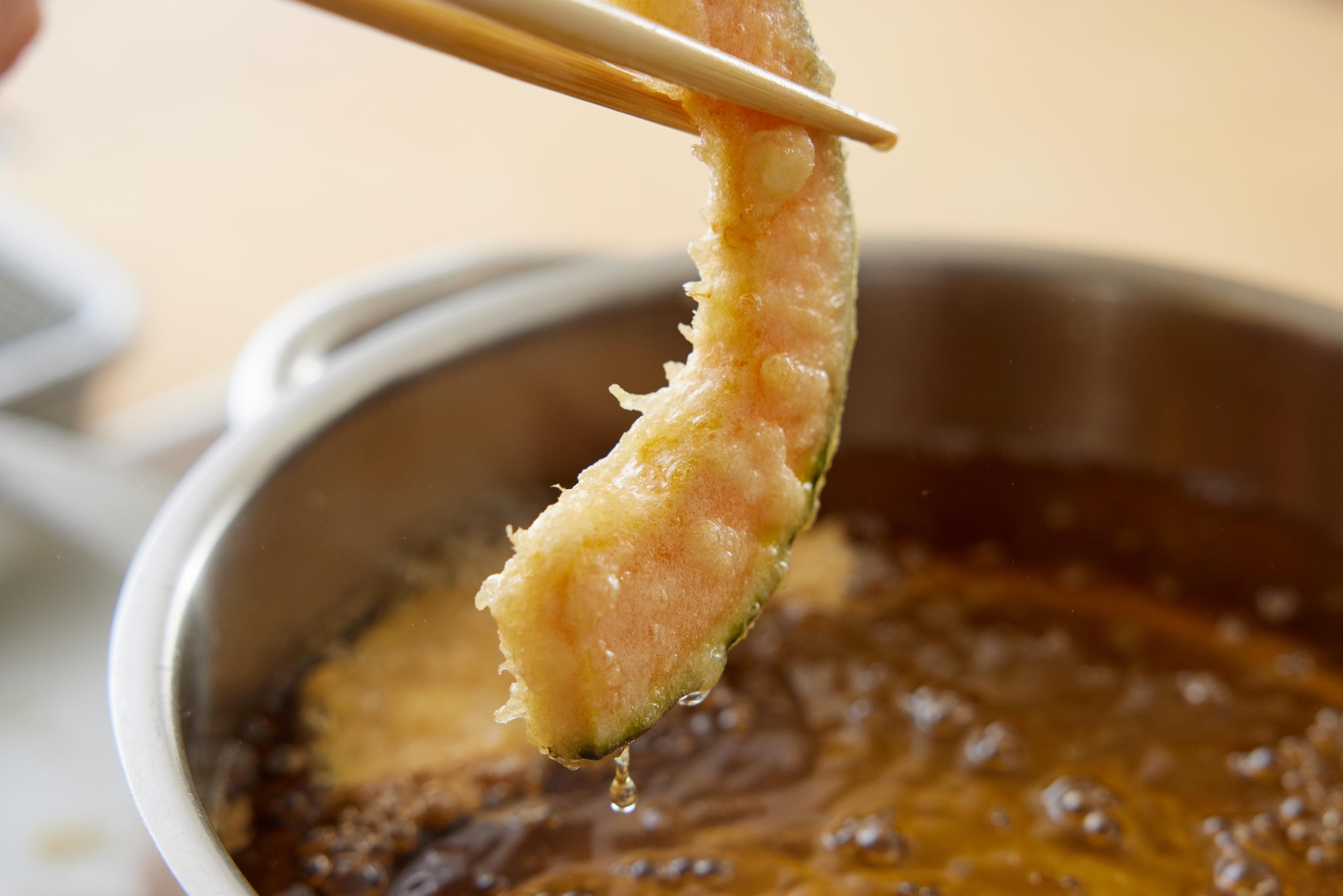 Removing kabocha squash from the oil.