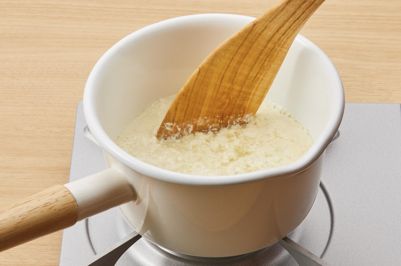 Heat soymilk in a pot over low and turn off the heat just before it boils. Then add lemon juice and stir gently.